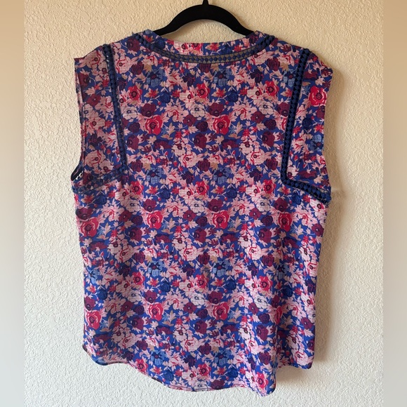 41 Hawthorn Floral Sleeveless Blouse - Picture 4 of 4